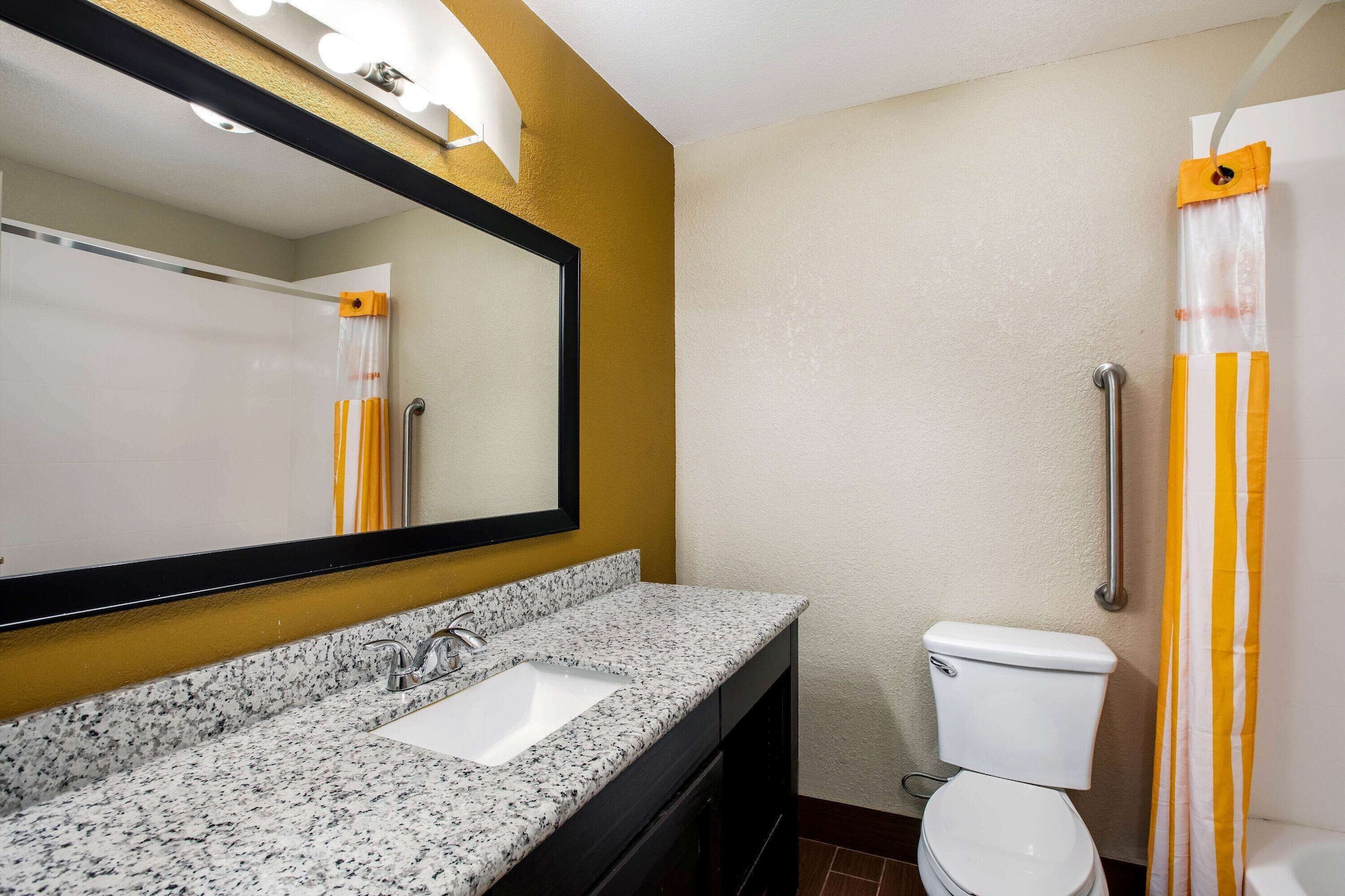غرفة بسرير كينج، La Quinta Inn & Suites by Wyndham Emporia 2/2