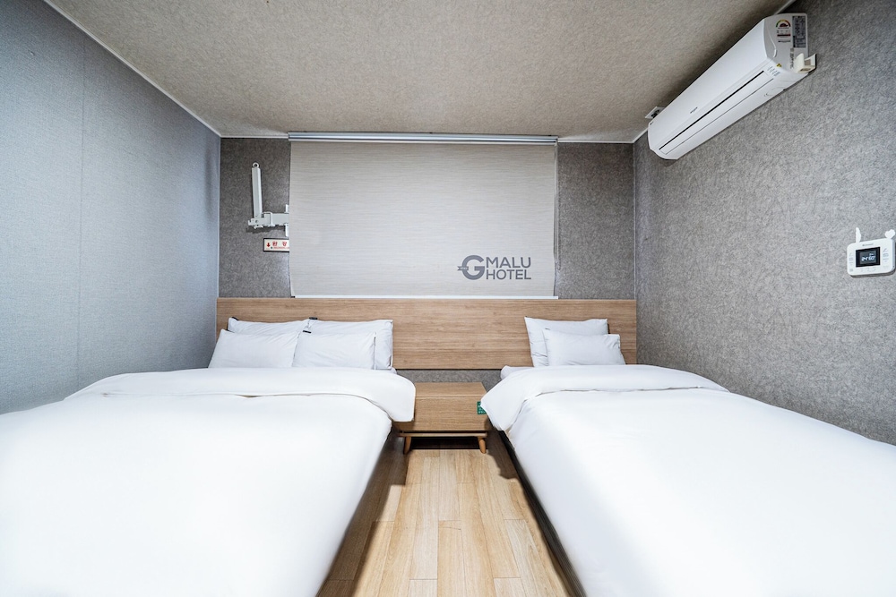 FAMILY, TWIN BEDS, CITY VIEW