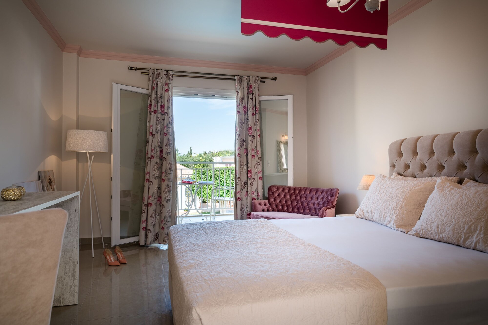DELUXE, KING BED