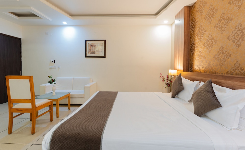Fabhotel Signature Inn 18/50