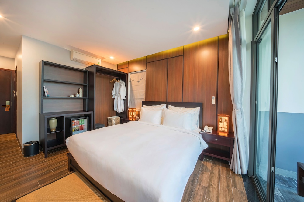 Deluxe, King Bed, Pool Side, Balcony