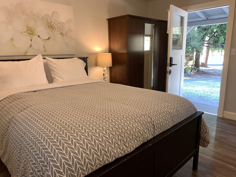 The Pines Motel and Cottages 22/73