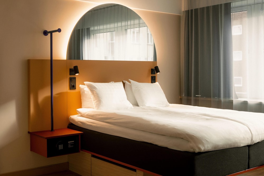 ROOM, QUEEN BED