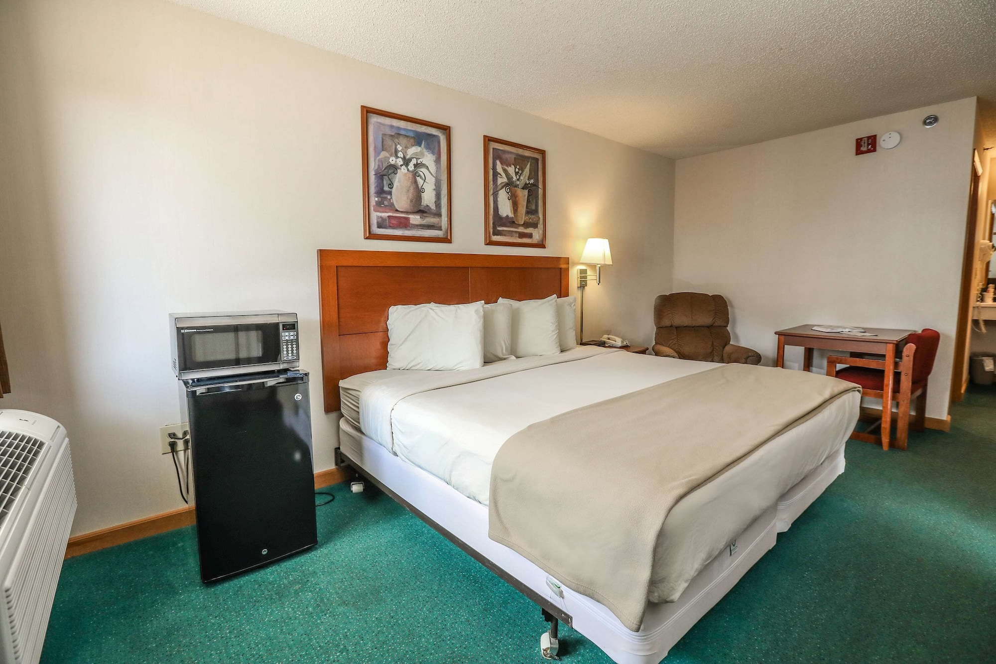 ROOM, KING BED