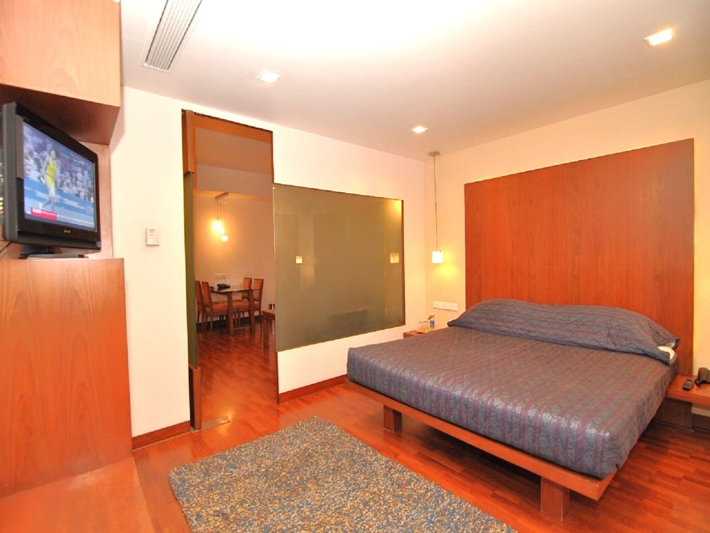 SUITE, KING BED