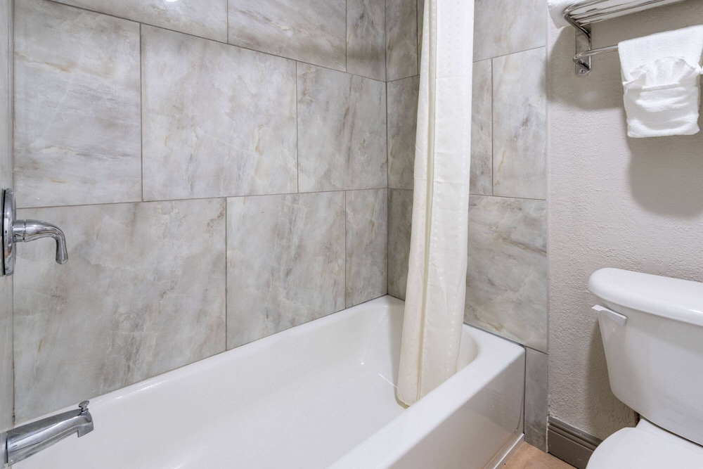 Travelodge by Wyndham Kingsland GA 57/61