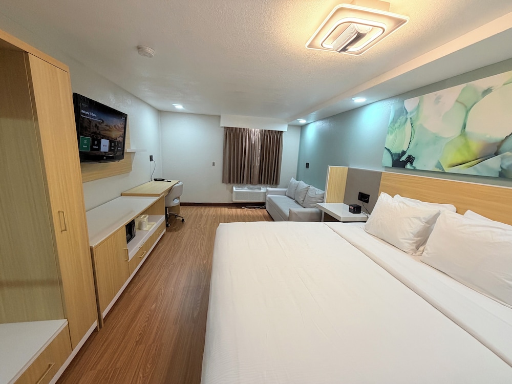 Room, Queen Bed, Wyndham Garden Salina Conference Center 3/10