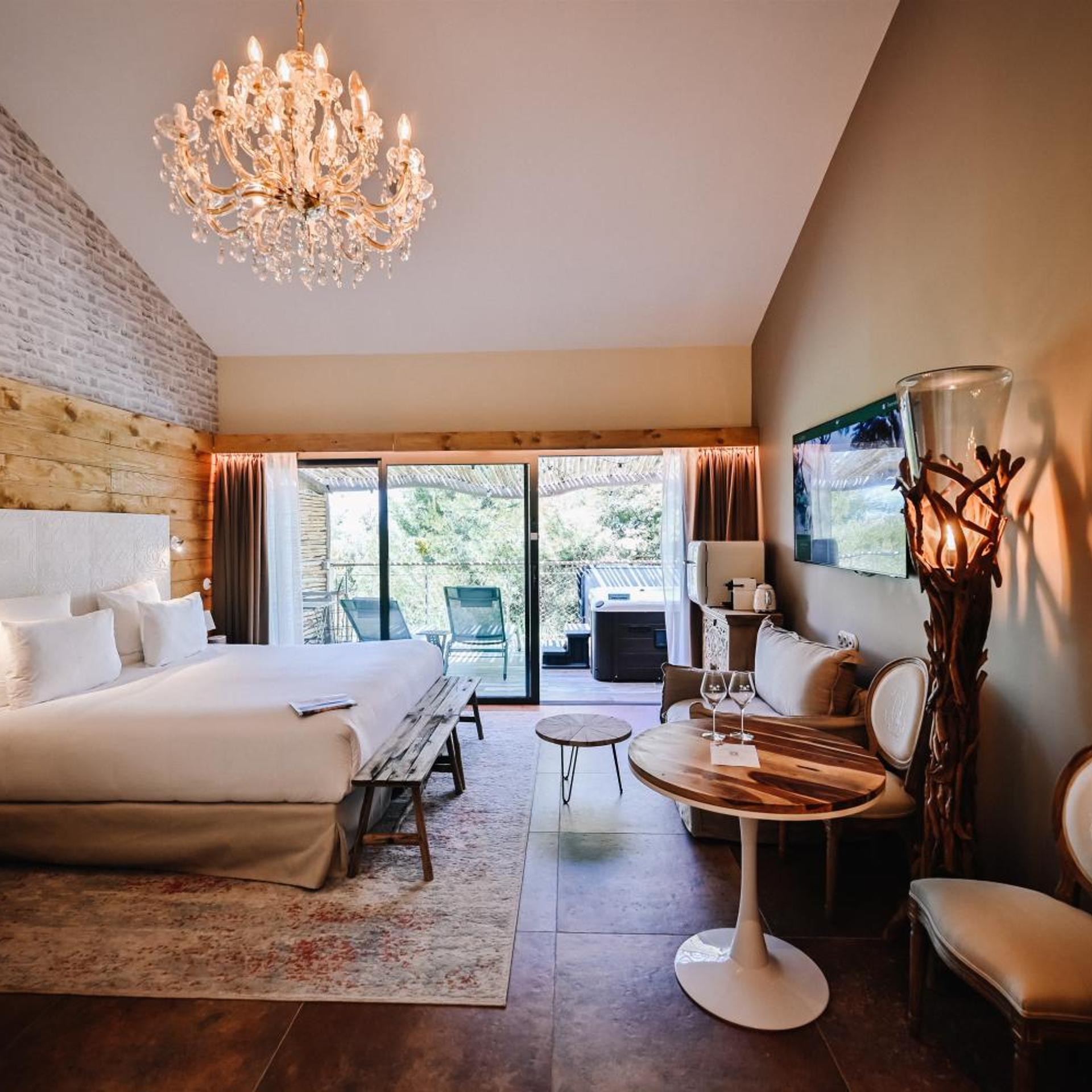 King Bed, Hot Tub