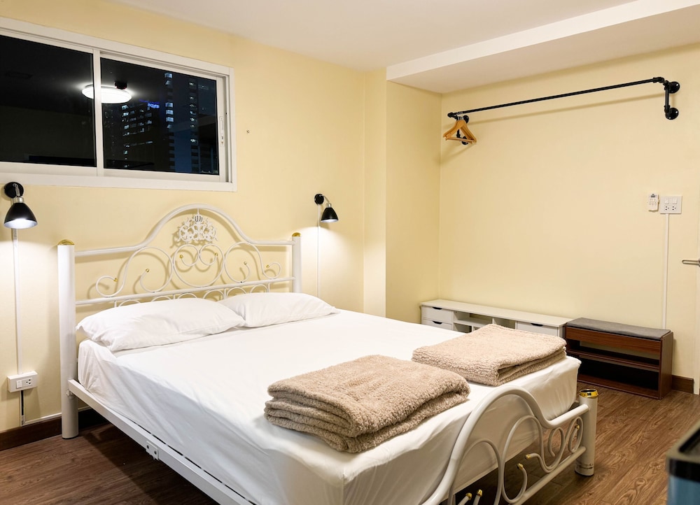 BUSINESS, SINGLE, QUEEN BED