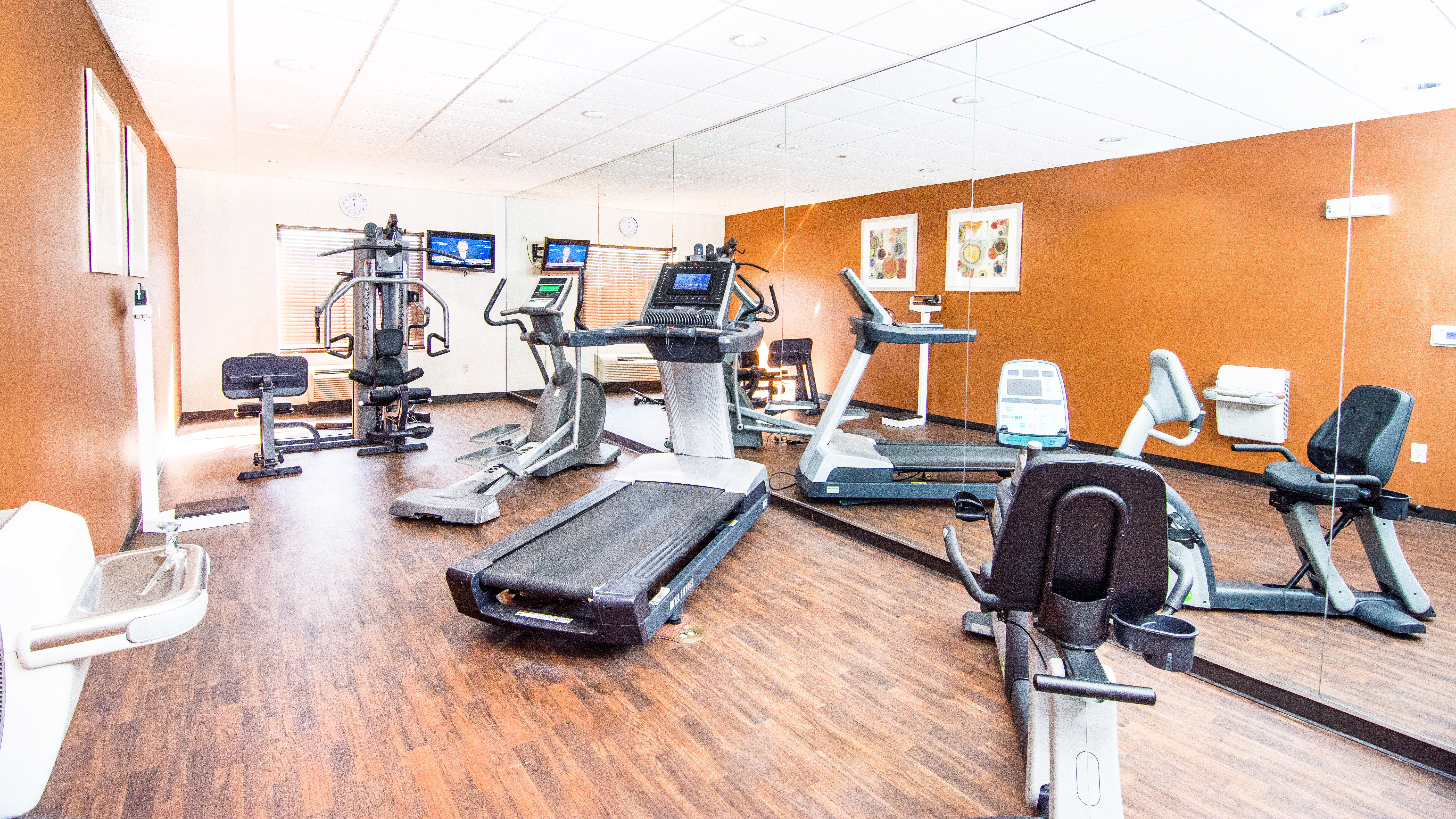 Holiday Inn Express Suites Elkton University Area 14/19