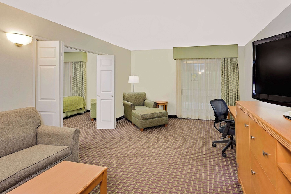 Ramada by Wyndham Marquette 47/59