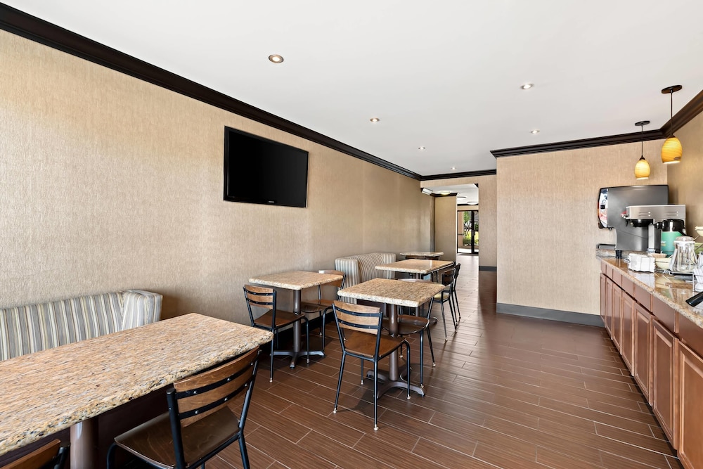 Quality Inn & Suites Dumas, AR 27/33