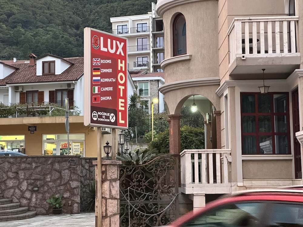 VILA LUX HOTEL 66/70