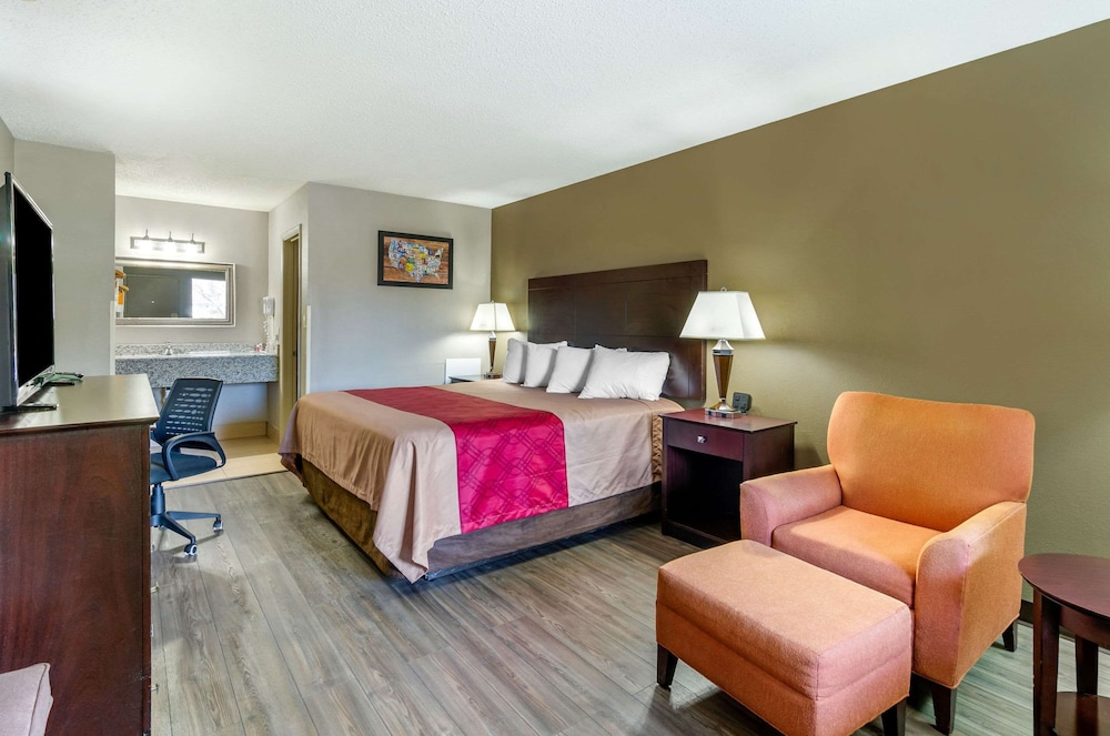Econo Lodge Lynchburg, VA 18/50