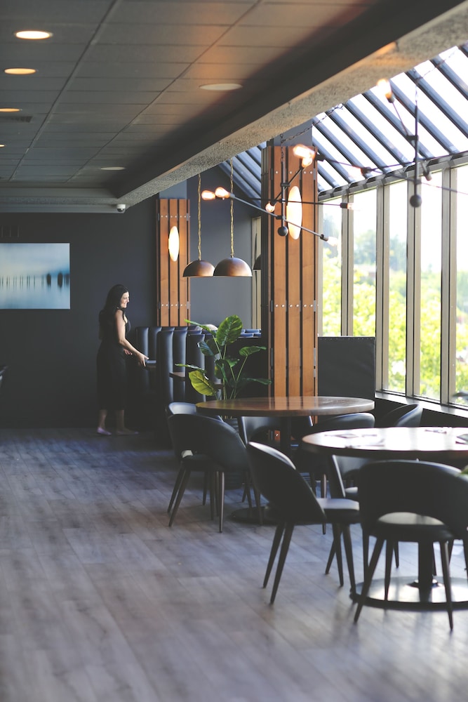 Oceanfront Suites At Cowichan Bay 54/63