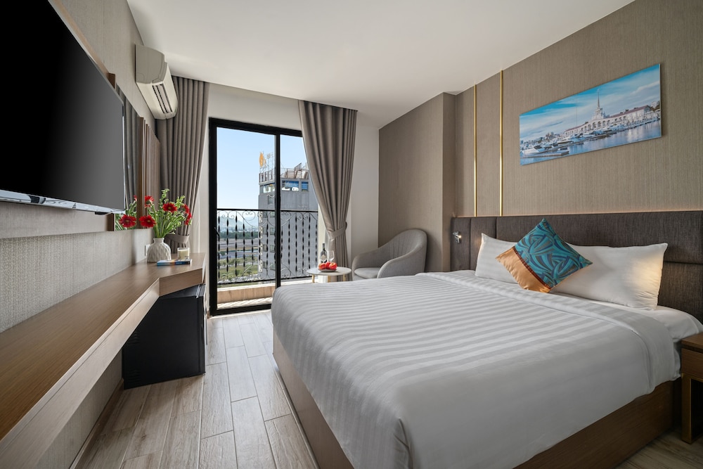 SUPERIOR, DOUBLE BED, CITY VIEW