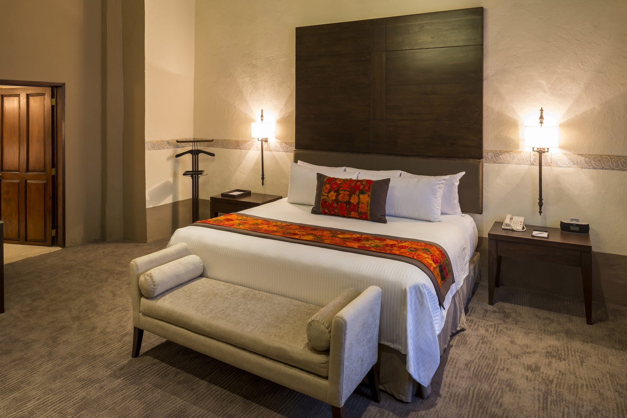 NOVICIAS, KING BED