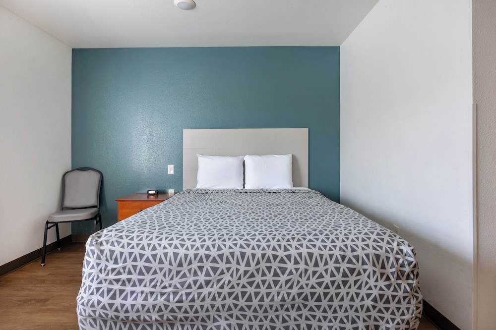 EFFICIENCY, QUEEN BED