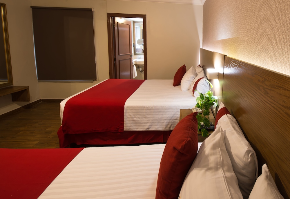 DEL MARQUES HOTEL AND SUITES 34/53