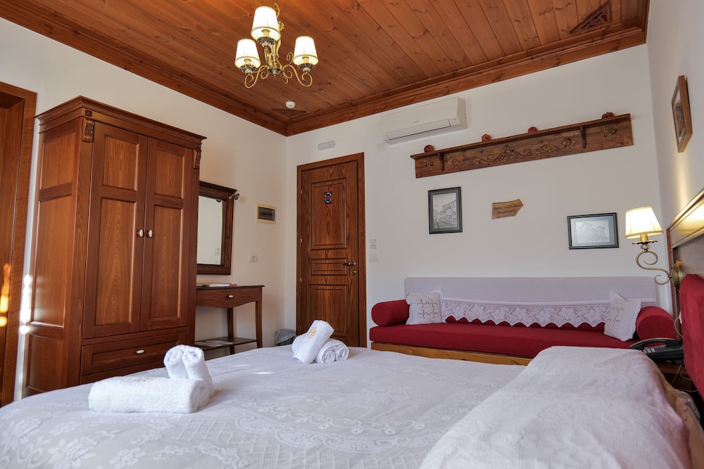 Bineri Hotel Gjirakastra 16/52