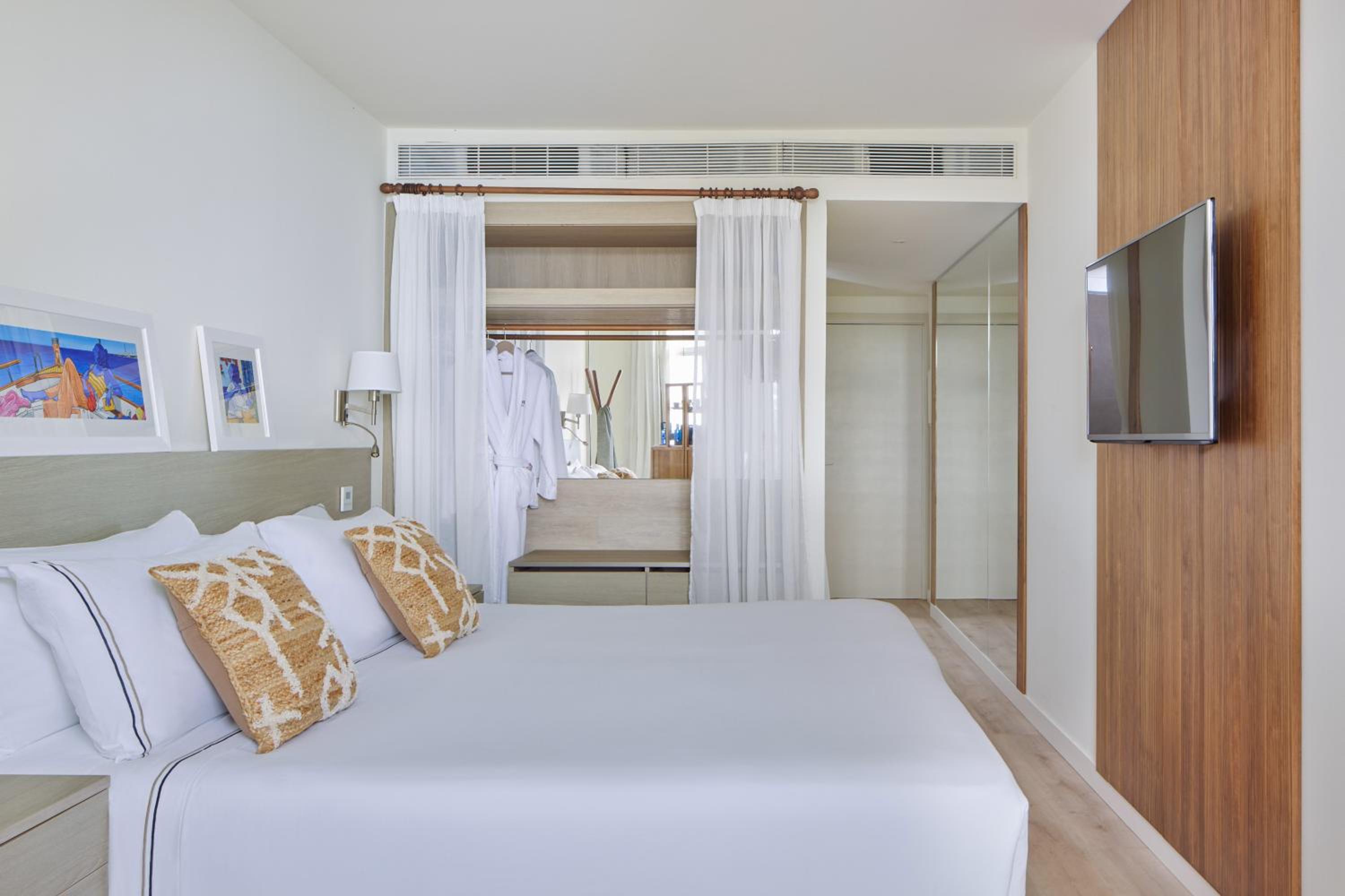The Level, King Bed