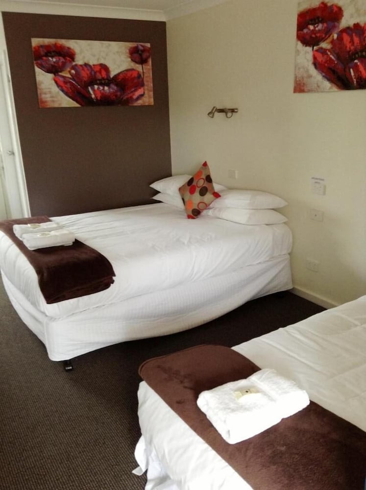 Plainsman Motel 29/63