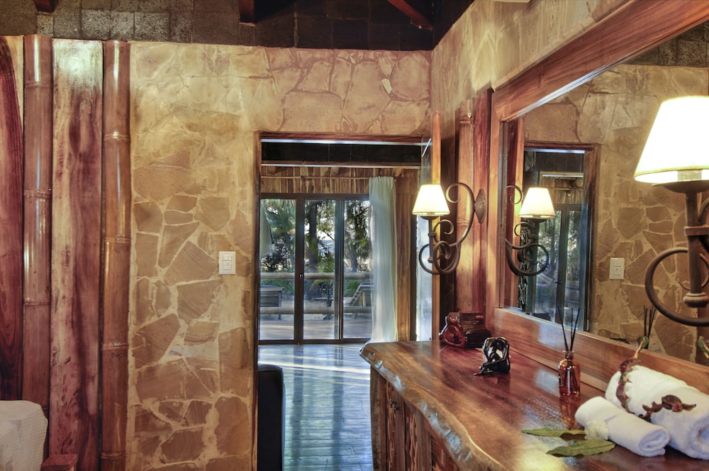 Ocho Artisan Bungalows 35/80