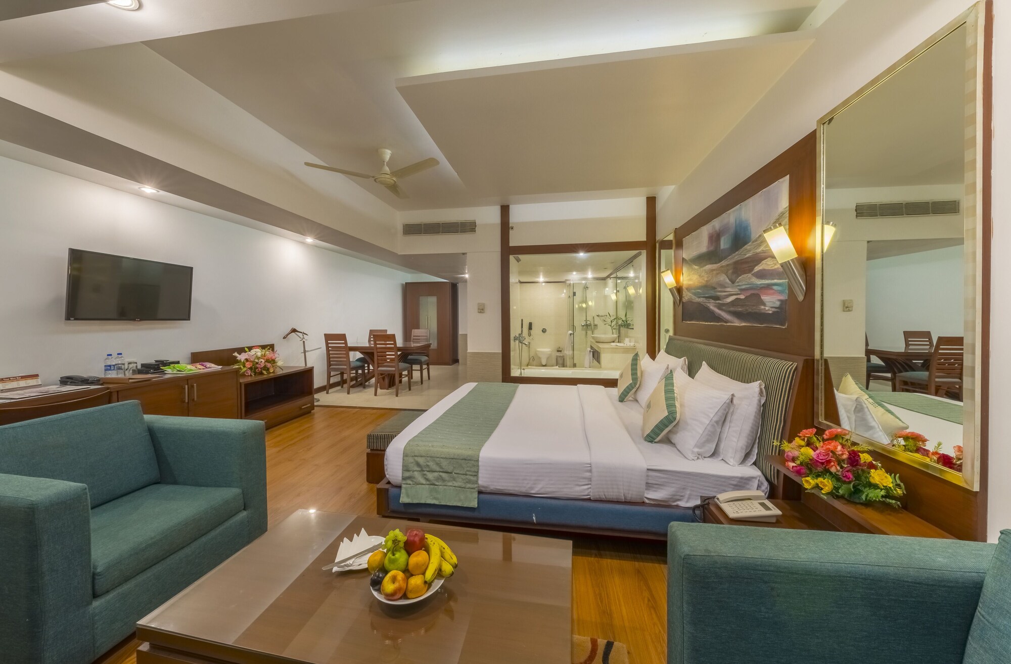 CLUB, SUITE, KING BED