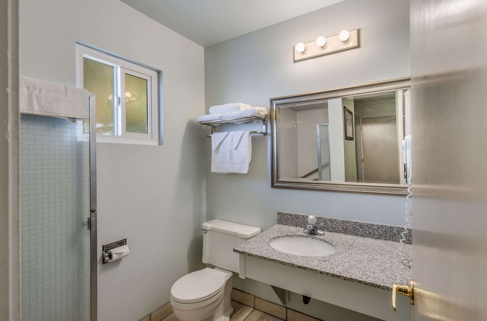 Econo Lodge Inn & Suites Yreka, CA 48/50