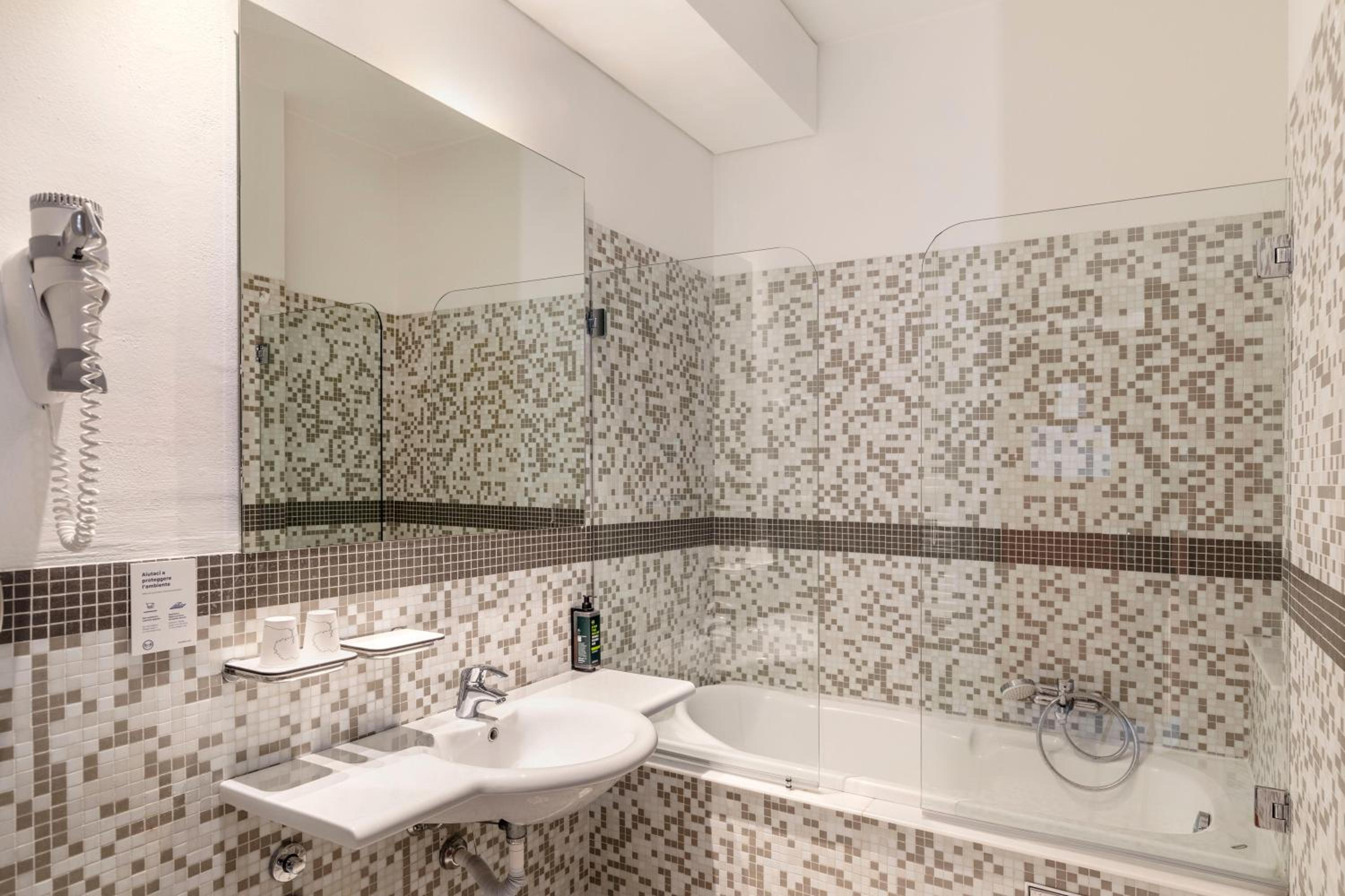 غرفة بسرير كوين، B&B Hotel Modena 5/8