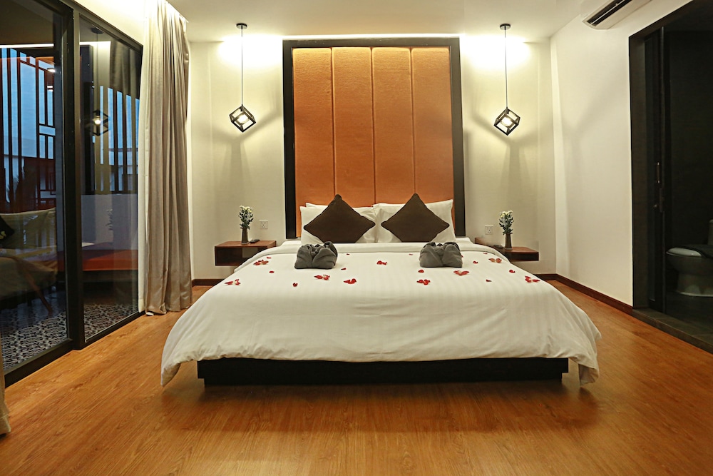 Central Corner D Angkor 17/75