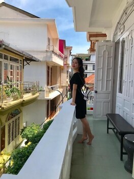 Amy Hostel Hue 18/65