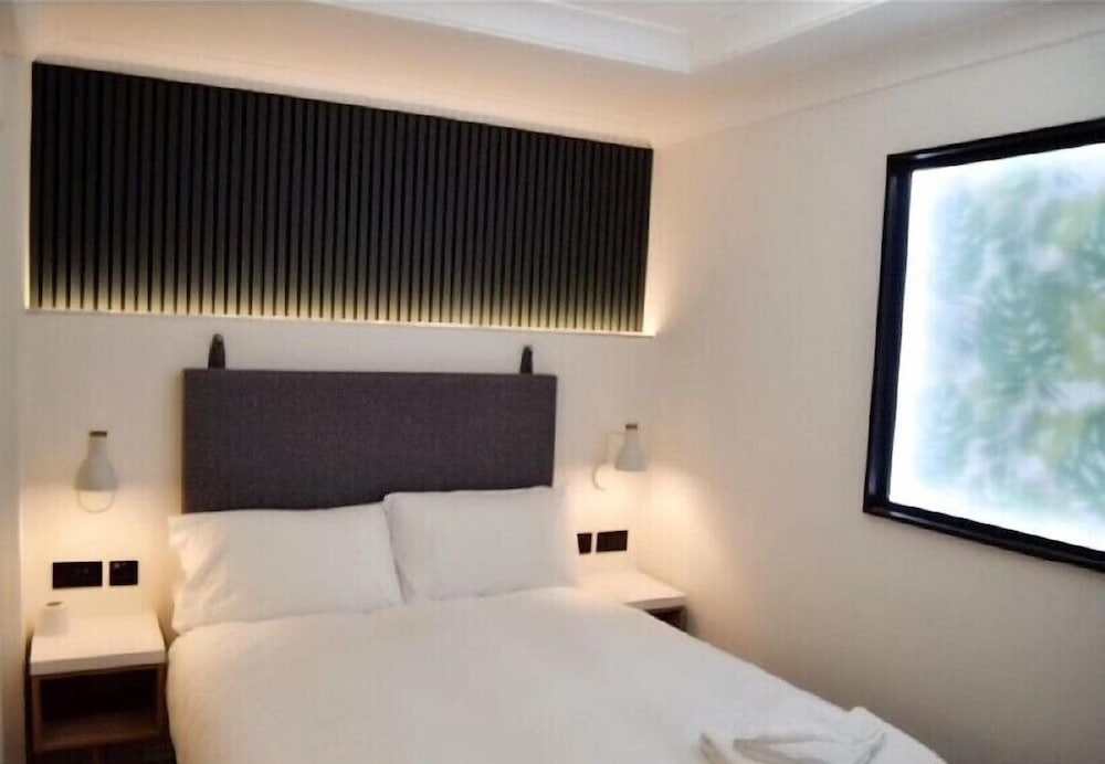 Room, Double Bed, No Window