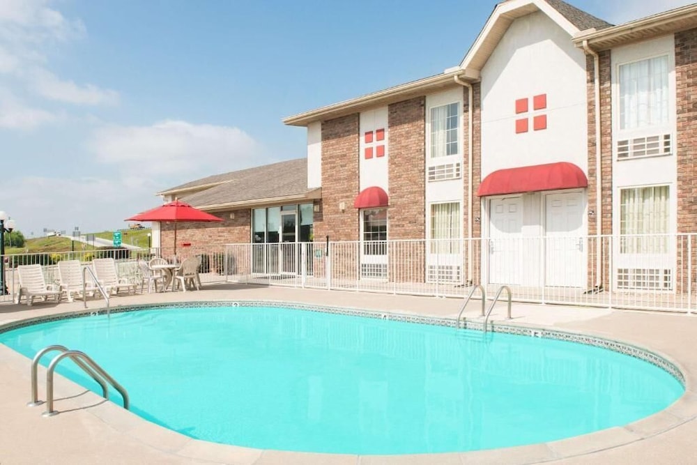 Super 8 by Wyndham Lamar 30/46