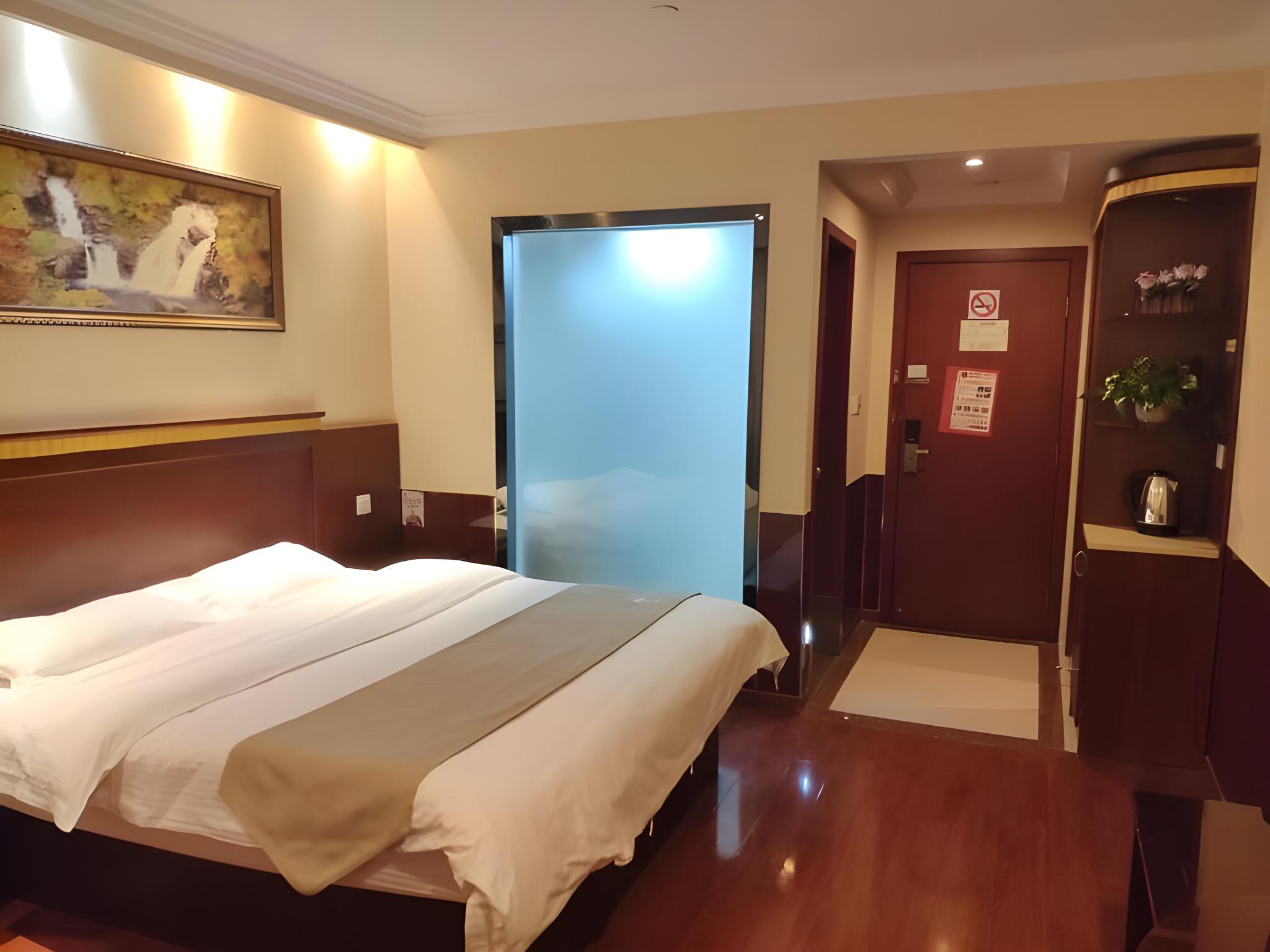 ROOM, QUEEN BED