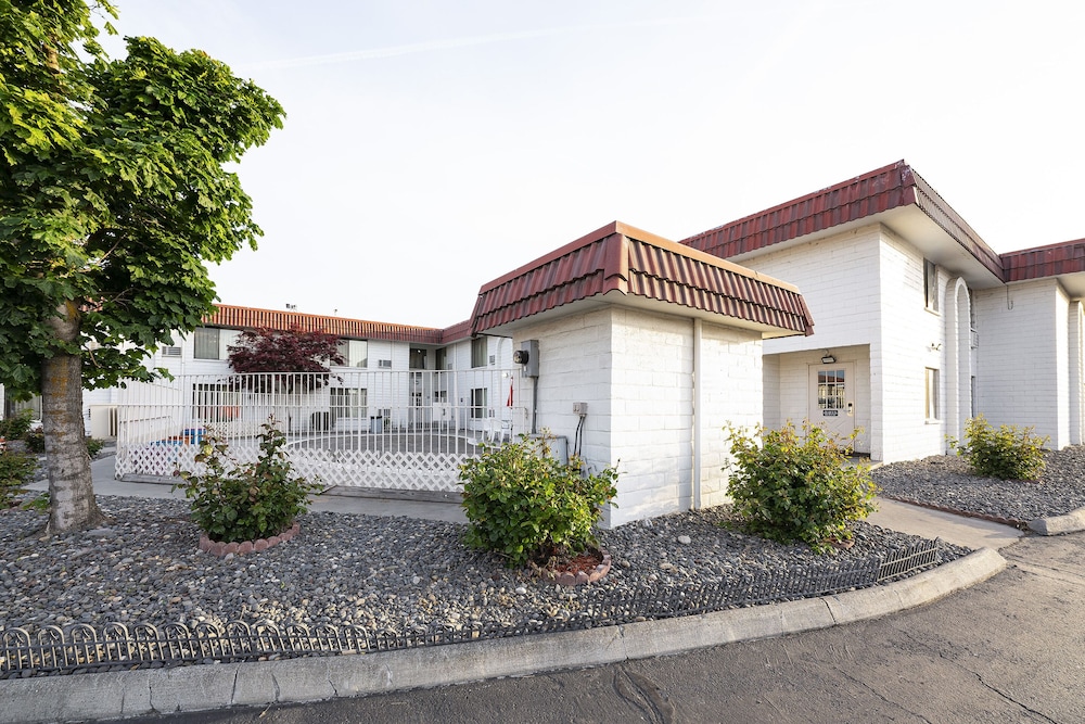 Hermiston Inn & Suites 3/50