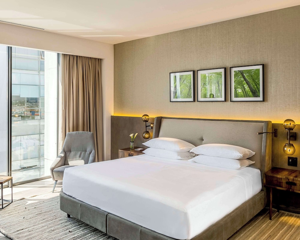 Regency, Suite, King Bed, High Floor