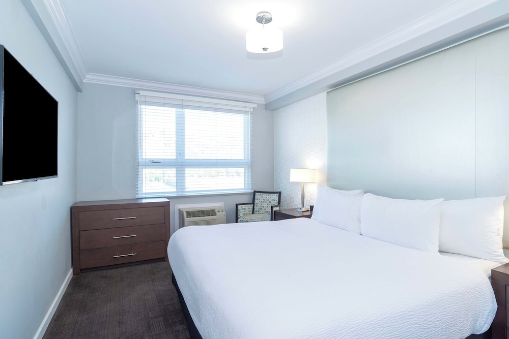 Tower, Suite, King Bed, Balcony, Kitchenette