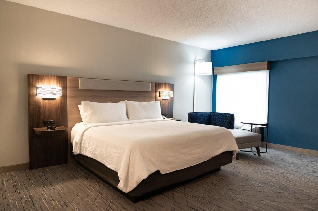 Suite, King Bed, Dining Area