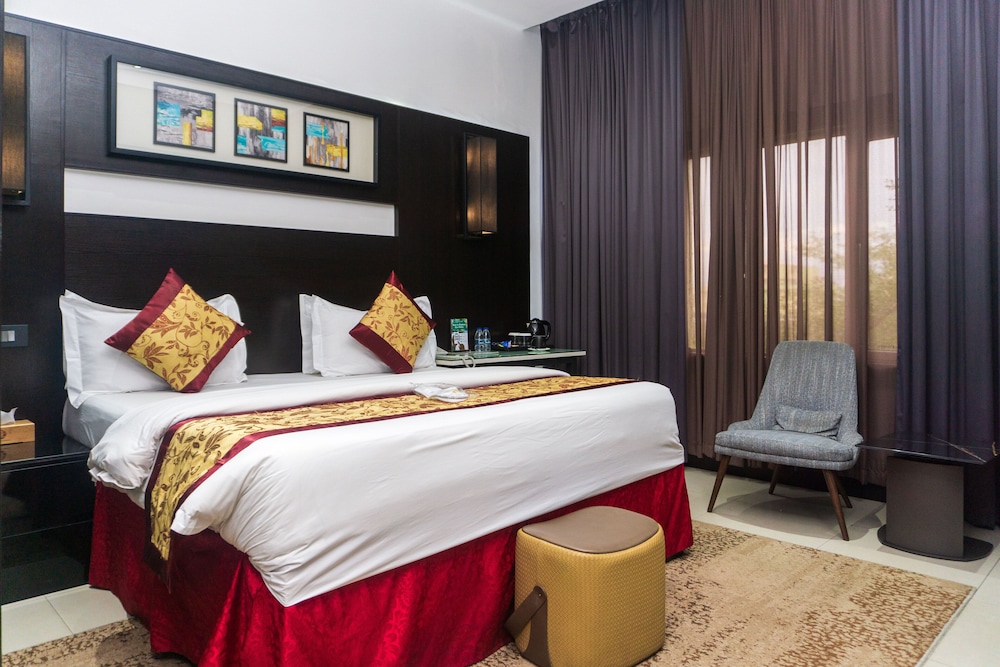 DELUXE, KING BED
