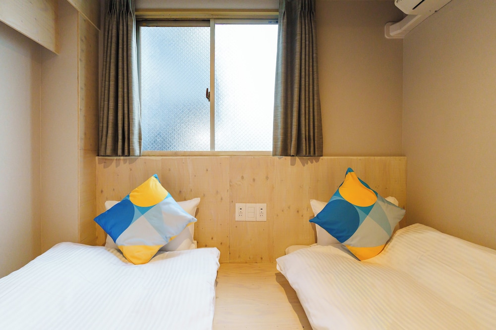 HOLLYWOOD, TWIN BEDS, SHARED BATHROOM