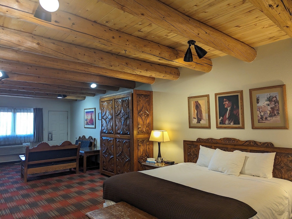 غرفة ديلوكس بسرير كينج وسرير كوين، Sagebrush Inn Suites 3/6