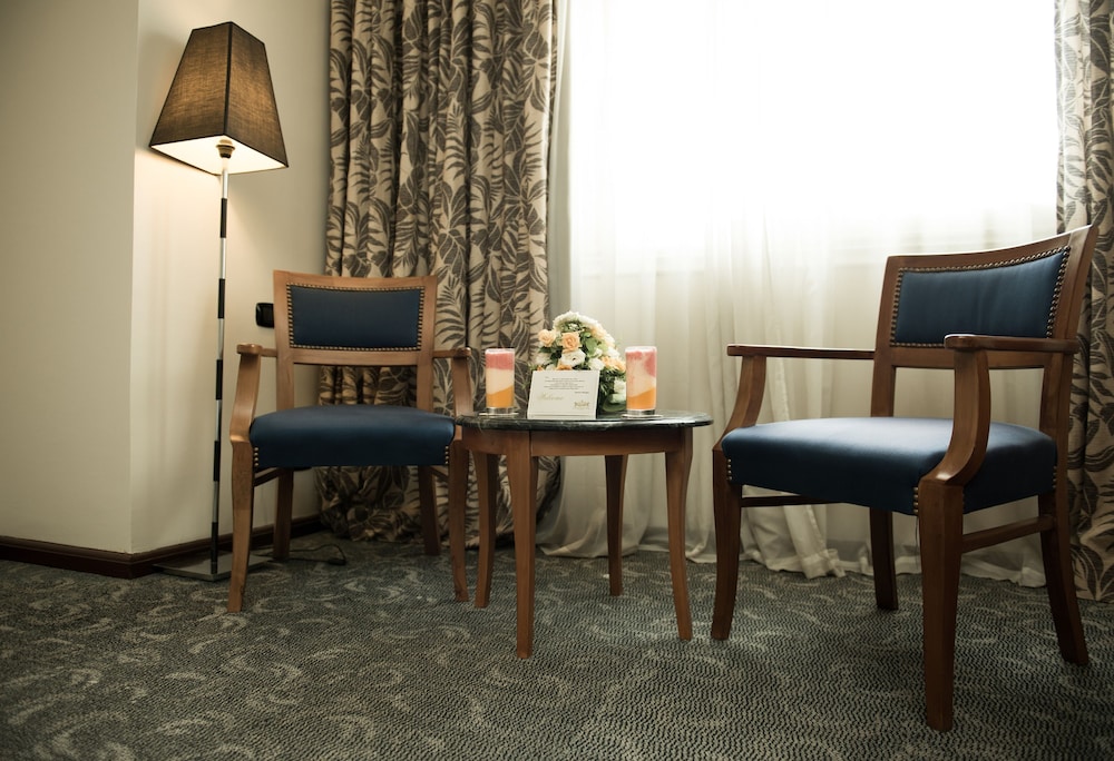 Cherry Maryski Hotel 40/50