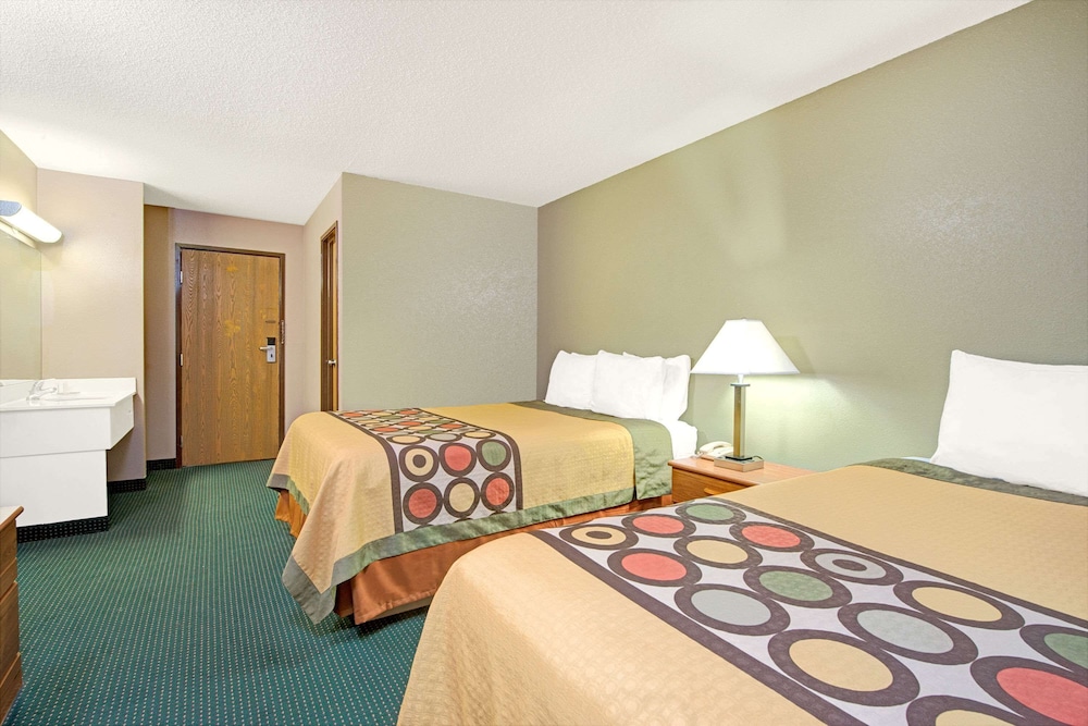 Super 8 by Wyndham Eureka/Six Flags Nearby 12/19