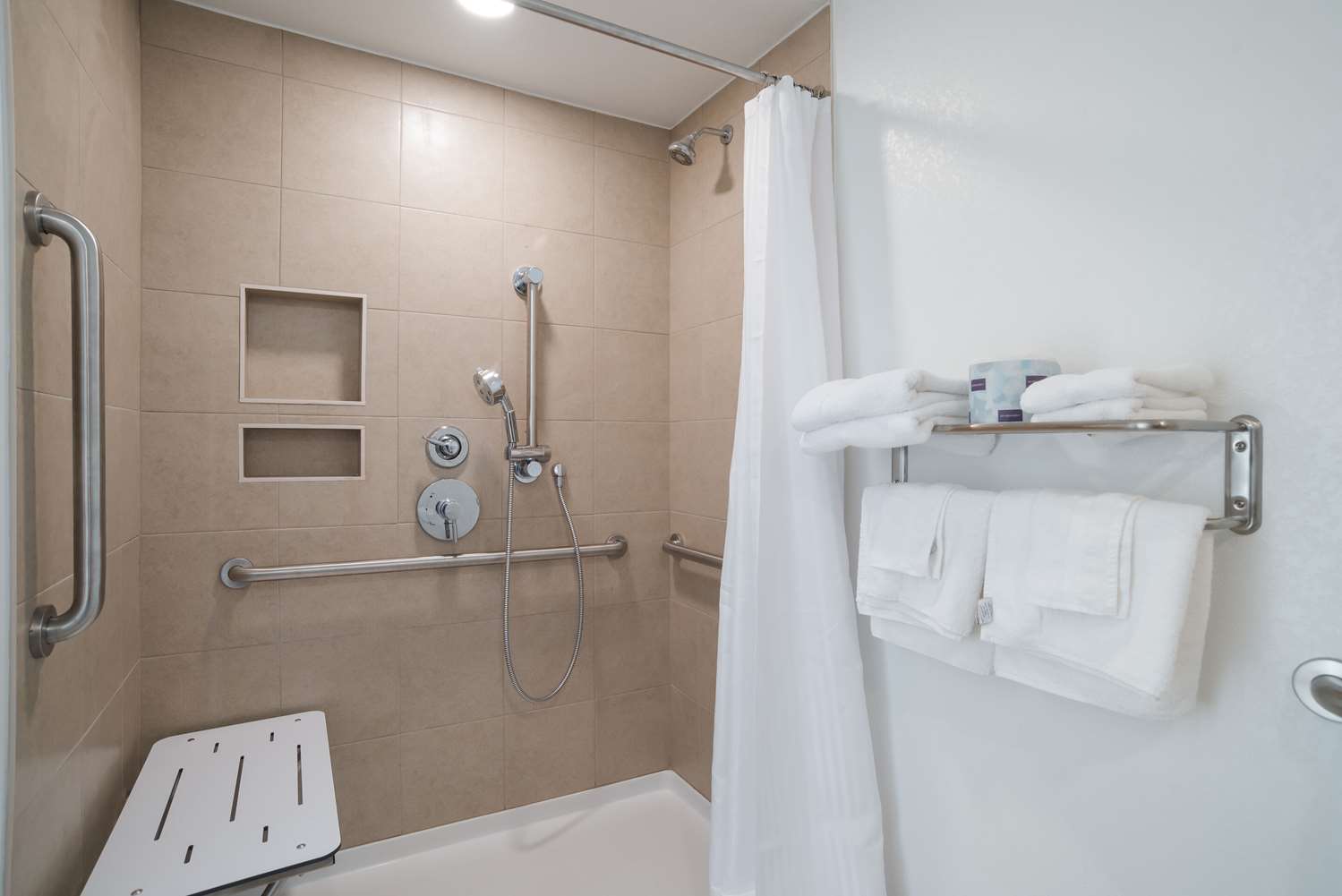 غرفة بسرير مزدوج لذوي الإعاقة، Rodeway Inn at Somers Cove Marina 6/6