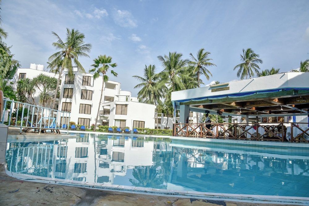 Northcoast Beach Hotel 2/50