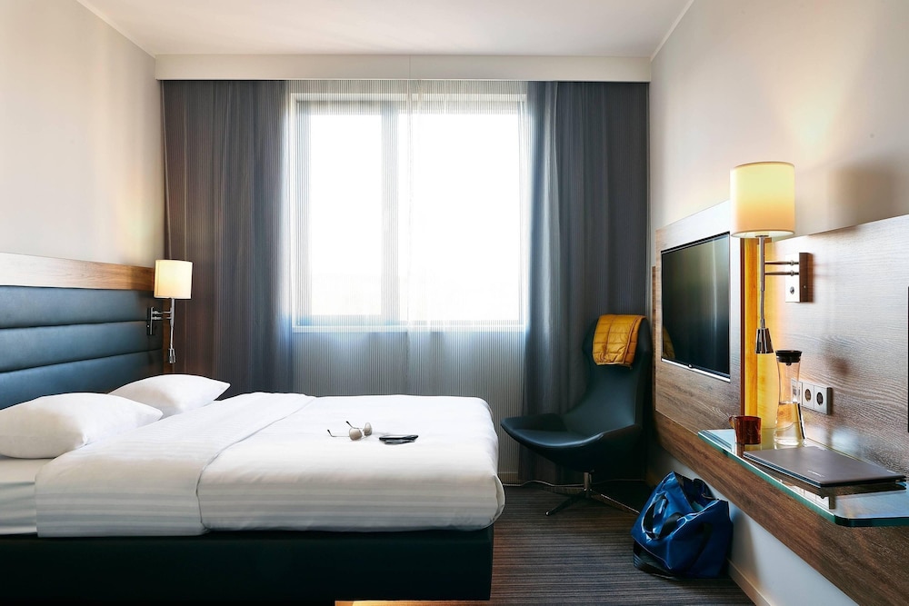 Room, Queen Bed, River View