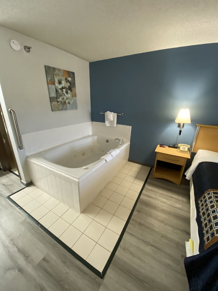 Econo Lodge Branson Theater District 18/40