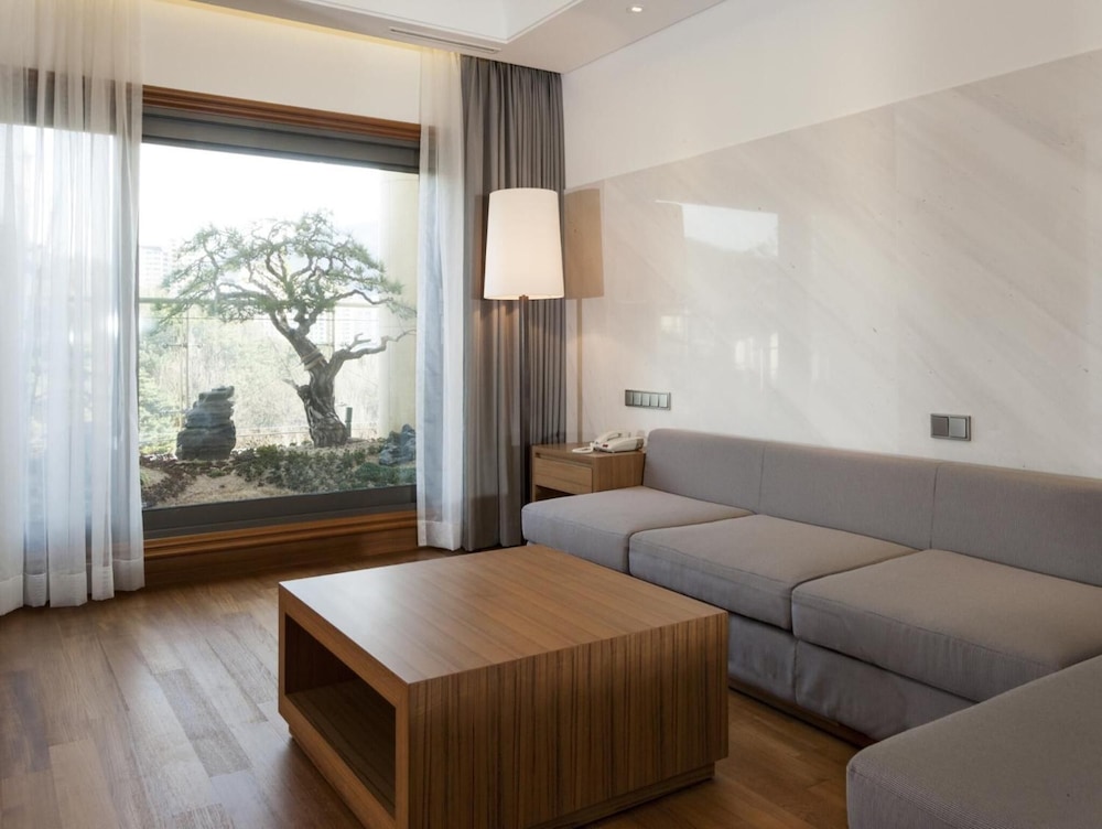Pine Grove Hotel 43/57