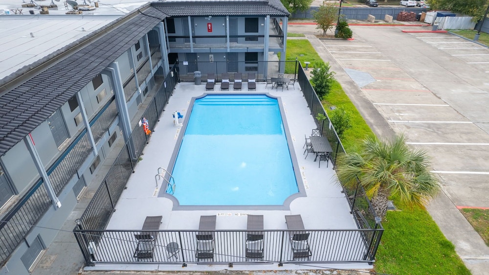 Days Inn & Suites by Wyndham Texas City 11/52